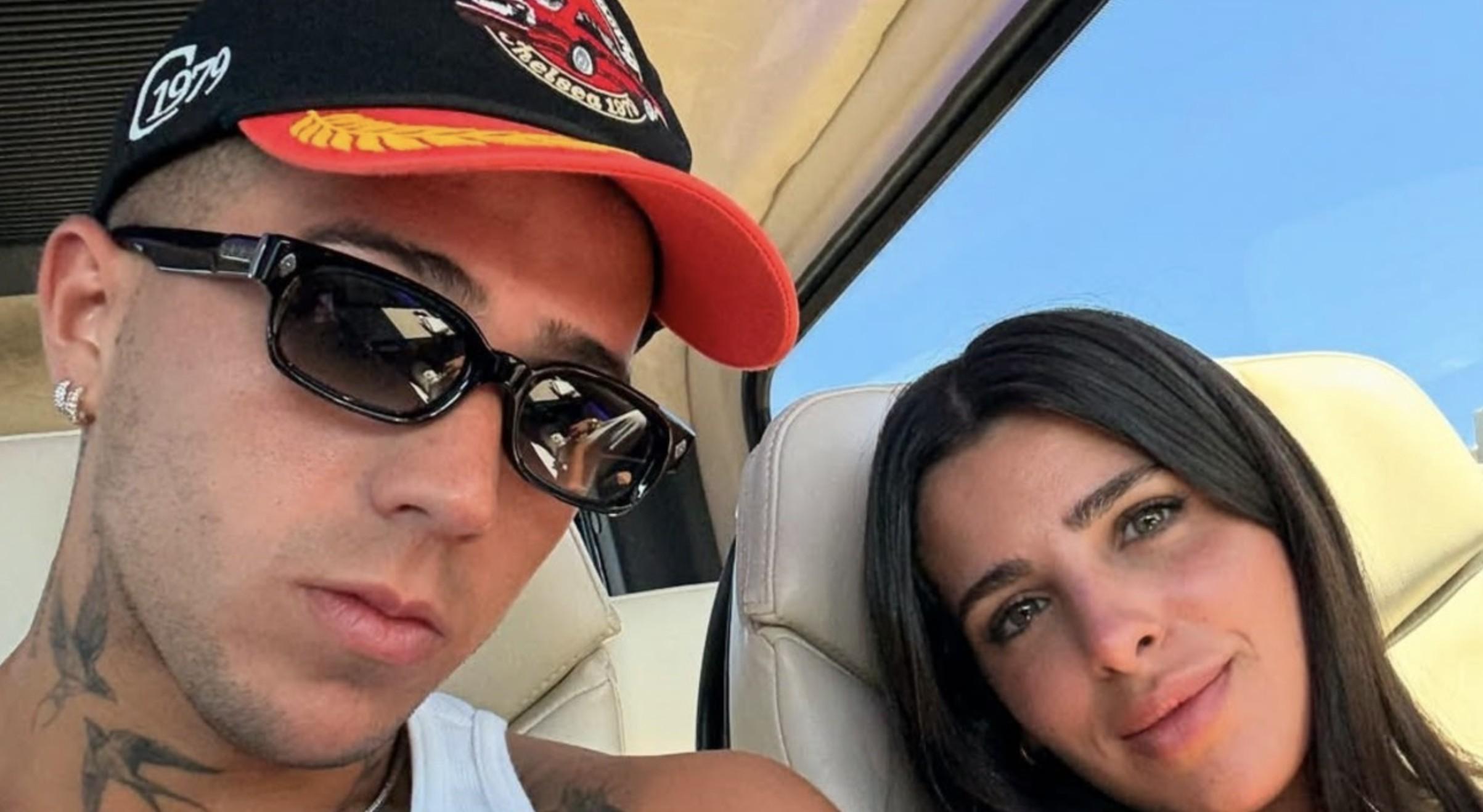 享受假期，恩佐与家人一同来到了希腊度假